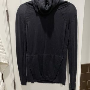 Black lululemon sweater with pocket